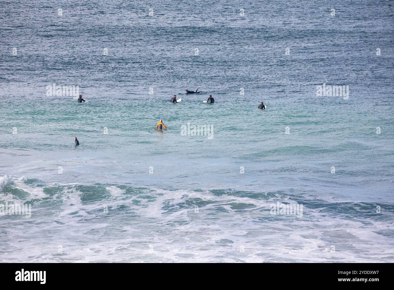 Newquay, Cornwall, am 26. Oktober 2024, genossen Familien während der Halbzeit das sonnige Wetter mit warmen 14 °C am Fistral Beach in Cornwall. Die Leute gingen zu Fuß, surfen und machten im Allgemeinen das Beste aus dem herrlichen Sonnenschein. Der Strand ist berühmt, da Menschen aus dem ganzen Land reisen, um die berühmte Brandung zu reiten. Quelle: Keith Larby/Alamy Live News Stockfoto