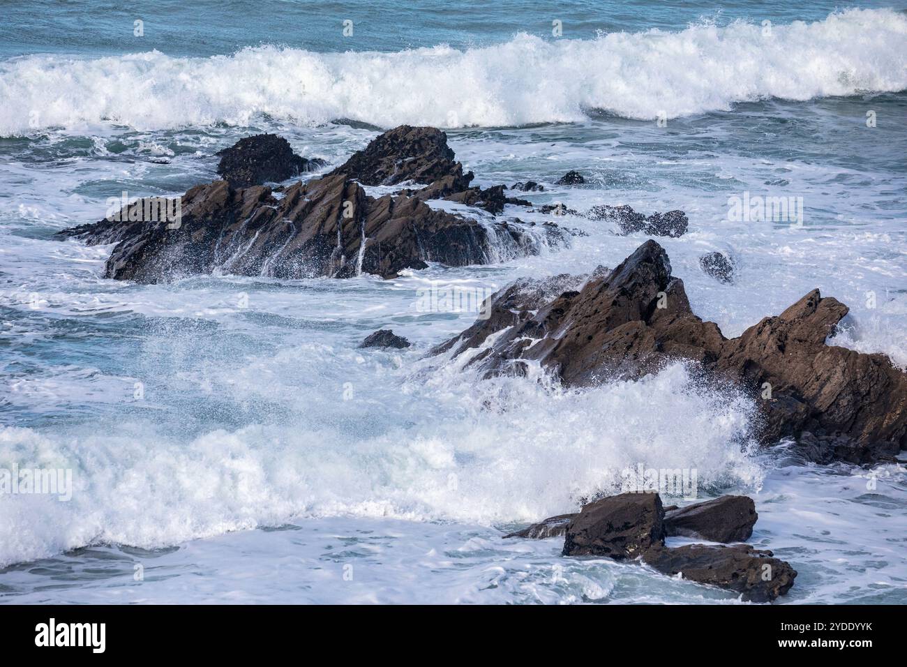 Newquay, Cornwall, am 26. Oktober 2024, genossen Familien während der Halbzeit das sonnige Wetter mit warmen 14 °C am Fistral Beach in Cornwall. Die Leute gingen zu Fuß, surfen und machten im Allgemeinen das Beste aus dem herrlichen Sonnenschein. Der Strand ist berühmt, da Menschen aus dem ganzen Land reisen, um die berühmte Brandung zu reiten. Quelle: Keith Larby/Alamy Live News Stockfoto