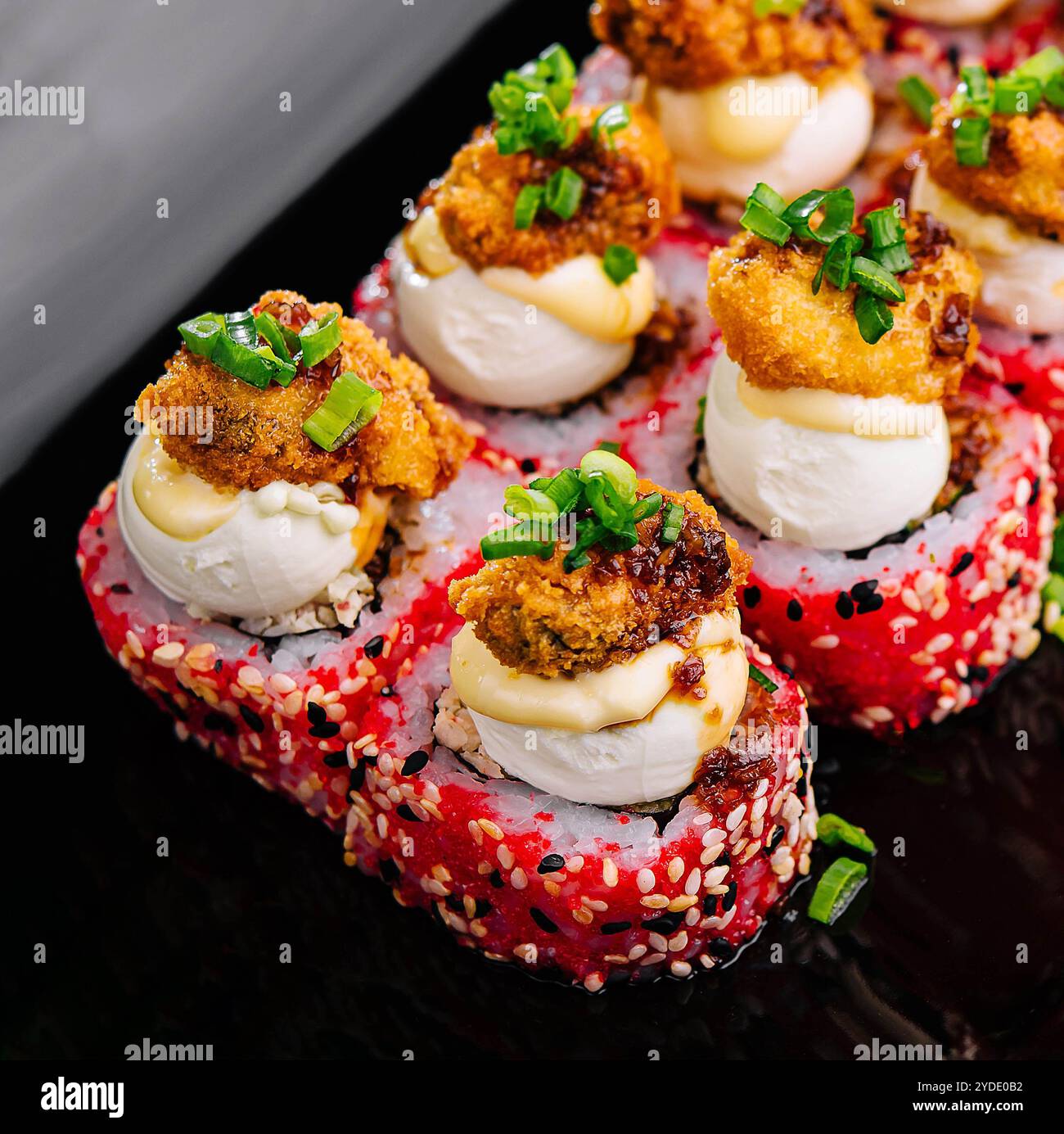 Japanisches Essen. Sushi-Rolle auf schwarzer Platte Stockfoto