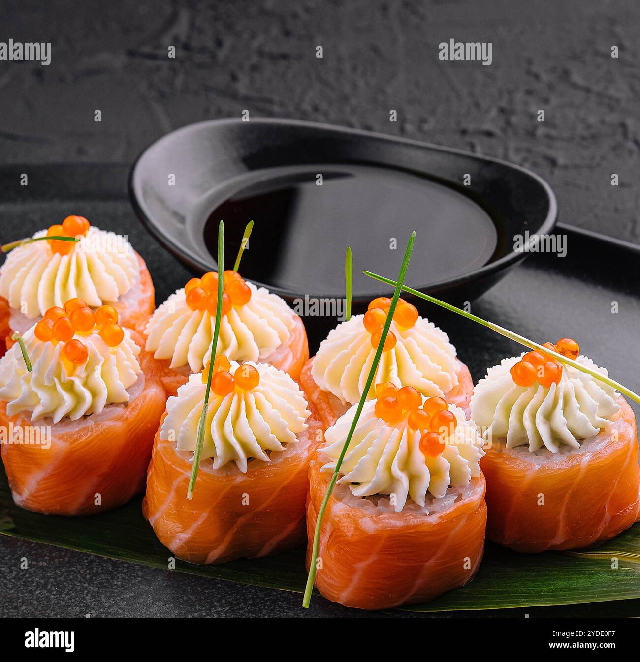 Sushi-Brötchen mit Lachs und Kaviar Stockfoto