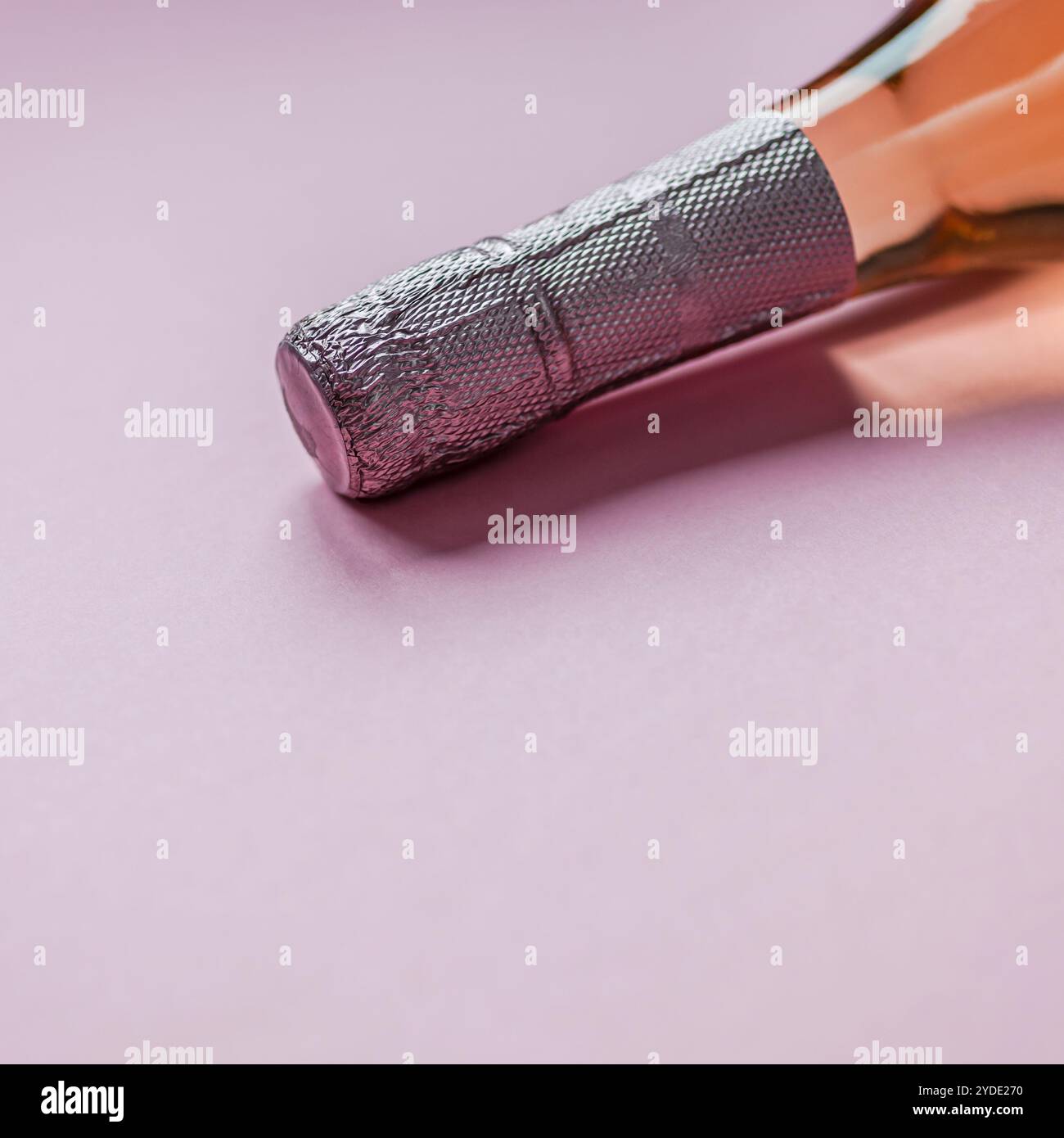 Flasche Rosenchampagnerwein auf rosa Hintergrund Stockfoto