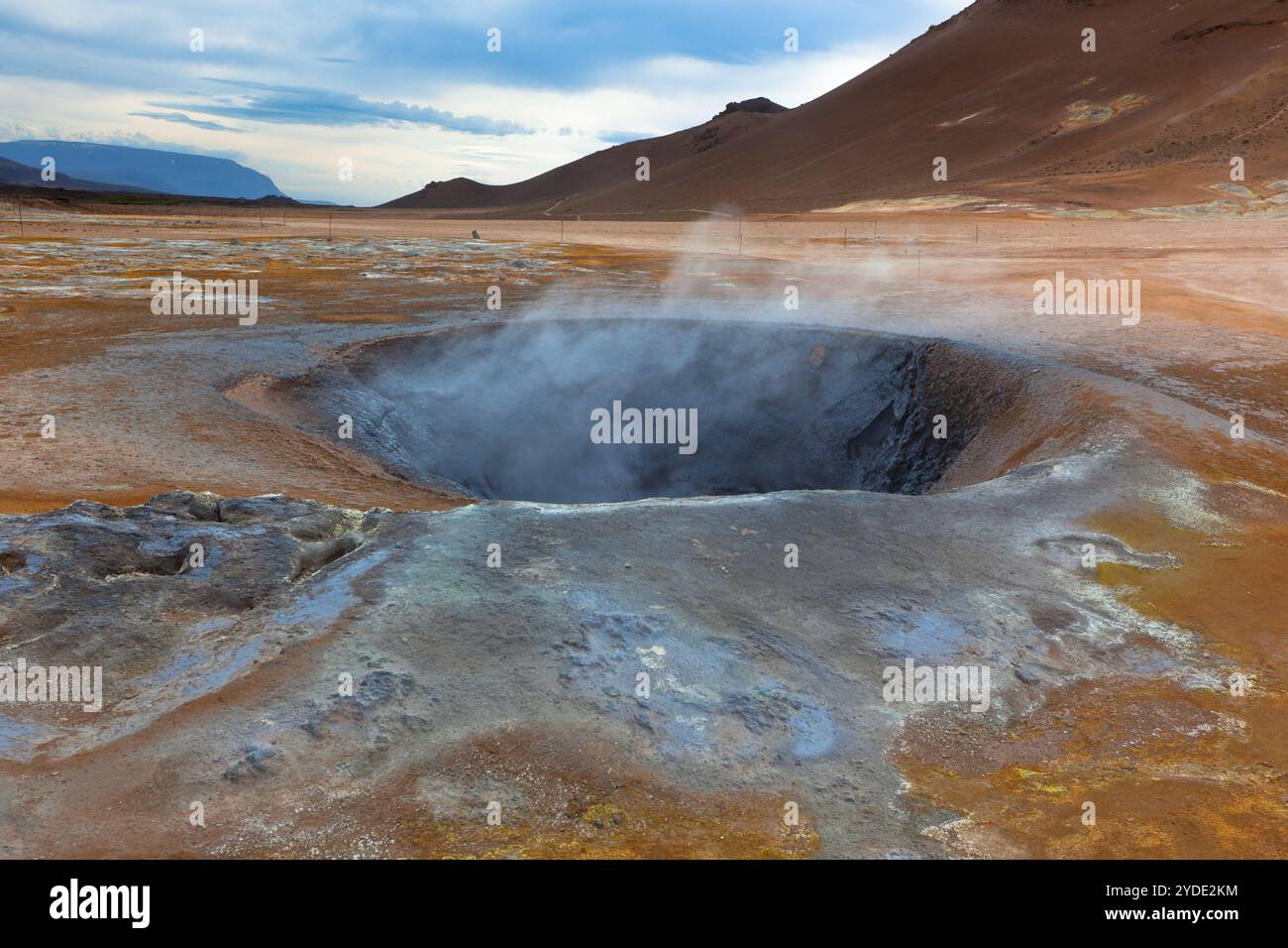 Heiße Schlammtöpfe im Geothermiegebiet Hverir, Island Stockfoto