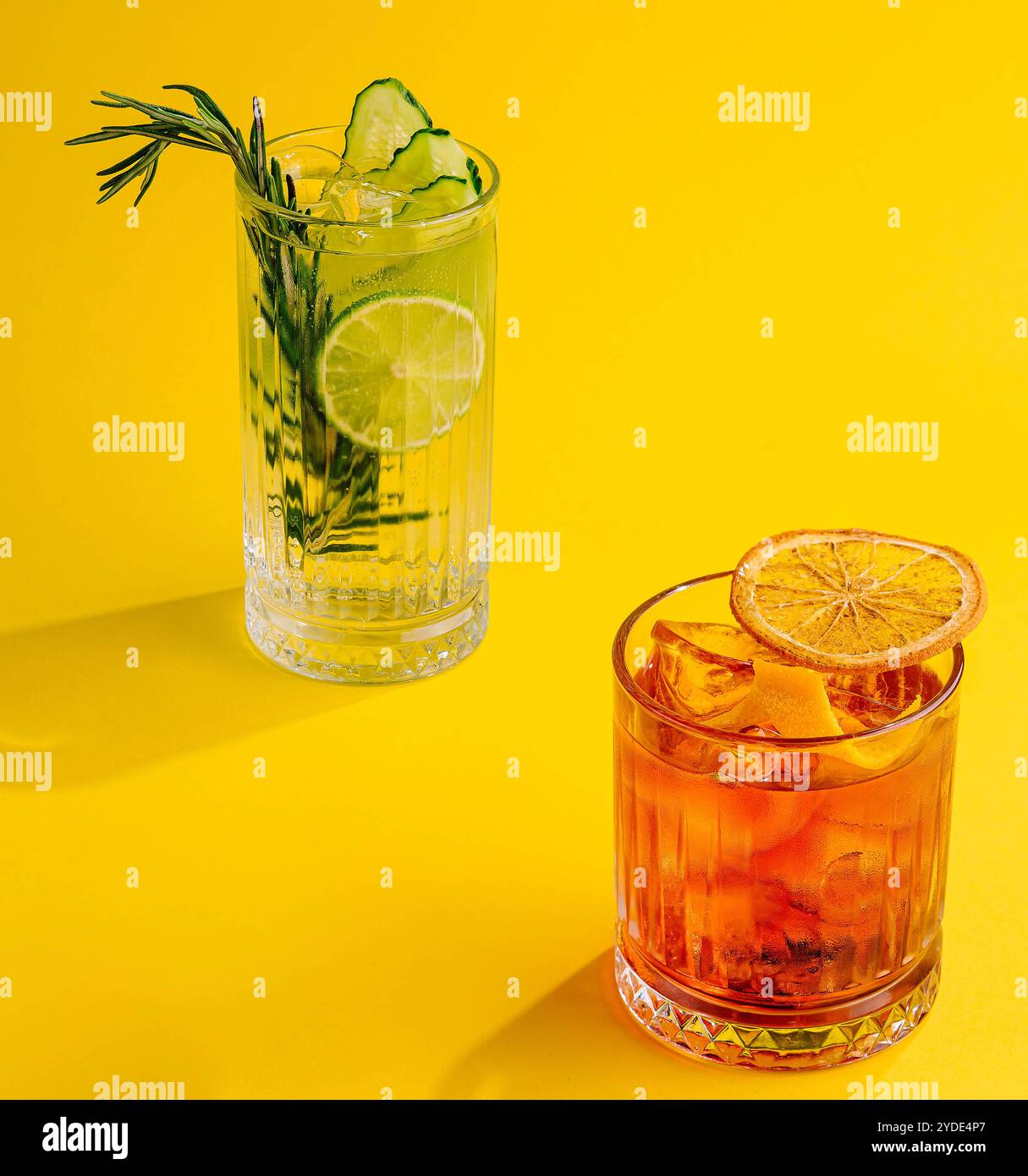Cocktail Negroni und Mojito Cocktail auf gelbem Hintergrund Stockfoto