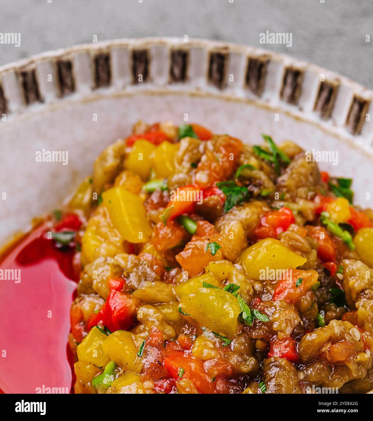 Kyopolou, beliebte bulgarische und türkische Aufstrich aus gerösteten Auberginen und Knoblauch Stockfoto