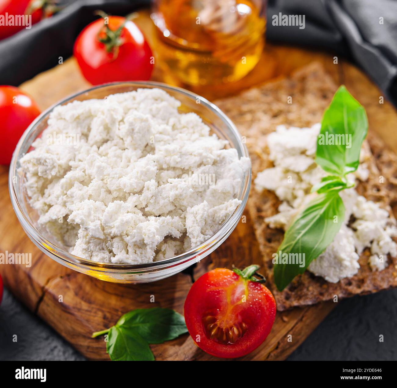 Fetakäse mit Kirschtomaten und Basilikum Stockfoto