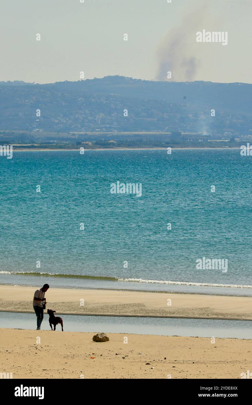 Reifen. Oktober 2024. Dieses Foto aus Tyrus, Libanon, am 25. Oktober 2024 zeigt Rauchwolken nach israelischen Luftangriffen in Zibqin, Libanon. Libanesische Militärquellen berichteten, dass israelische Drohnen und Kampfflugzeuge am Freitag 43 Luftangriffe auf Städte und Dörfer im Südlibanon und sechs im Ostlibanon durchgeführt haben. Quelle: Ali Hashisho/Xinhua/Alamy Live News Stockfoto