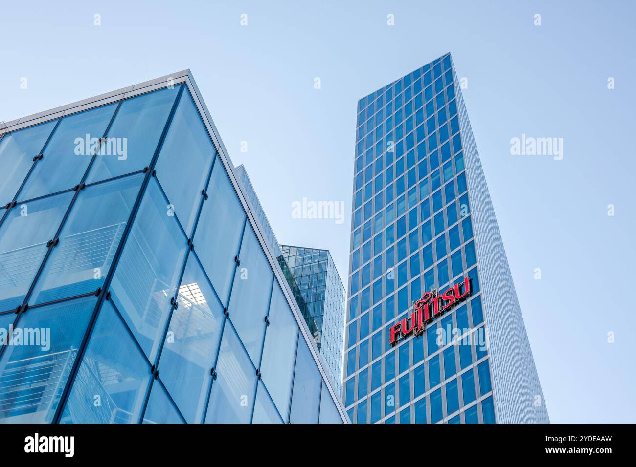 Fujitsu Logo im Bürogebäude München Deutschland Stockfoto