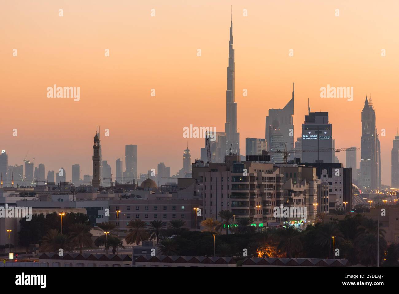Blick auf die Stadt Dubais von der Dubai Creek Bank bei Nacht Stockfoto