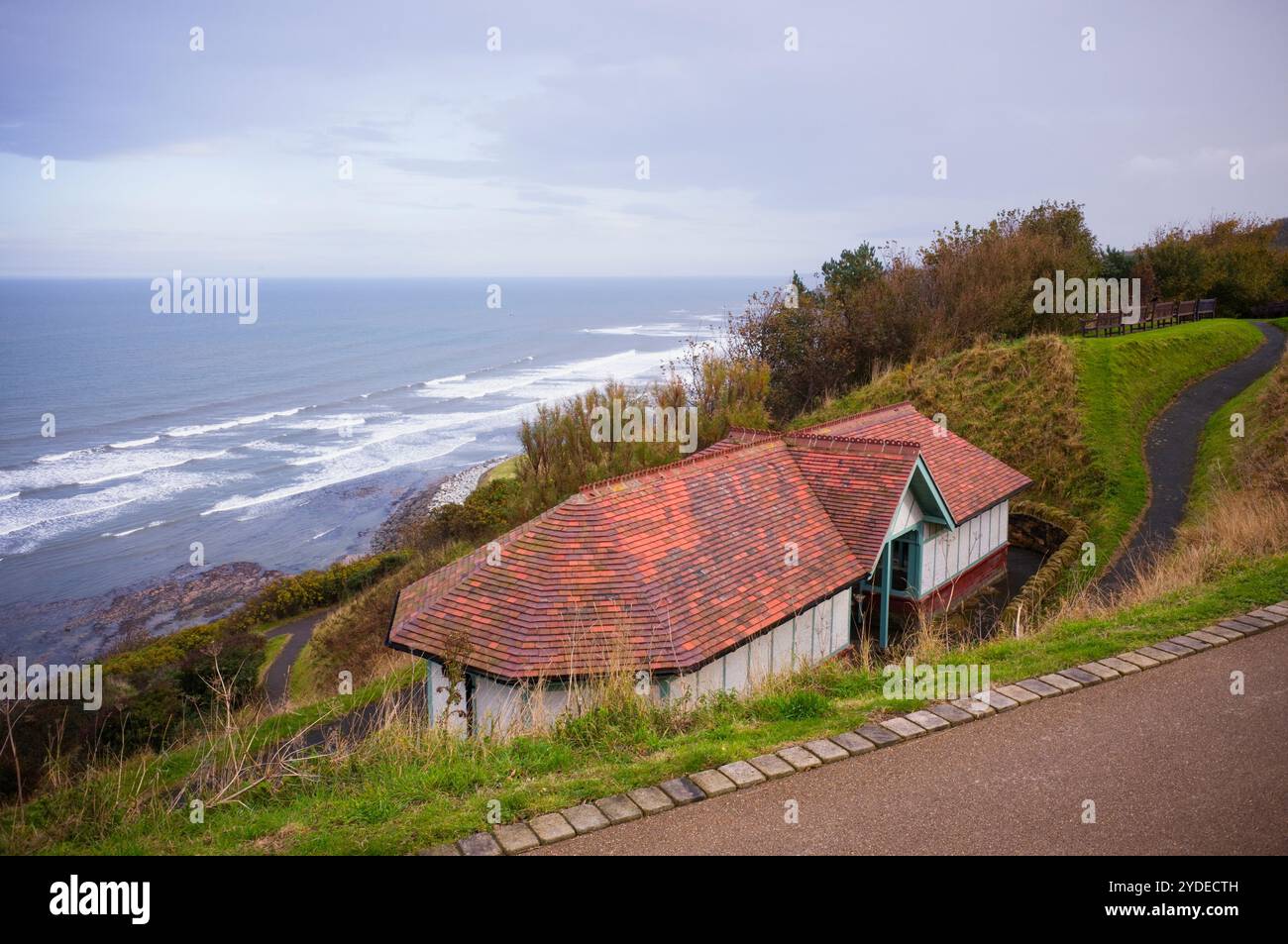 Der große Küstenschutz unterhalb des Holbeck Putting Green bei Scarborough Stockfoto