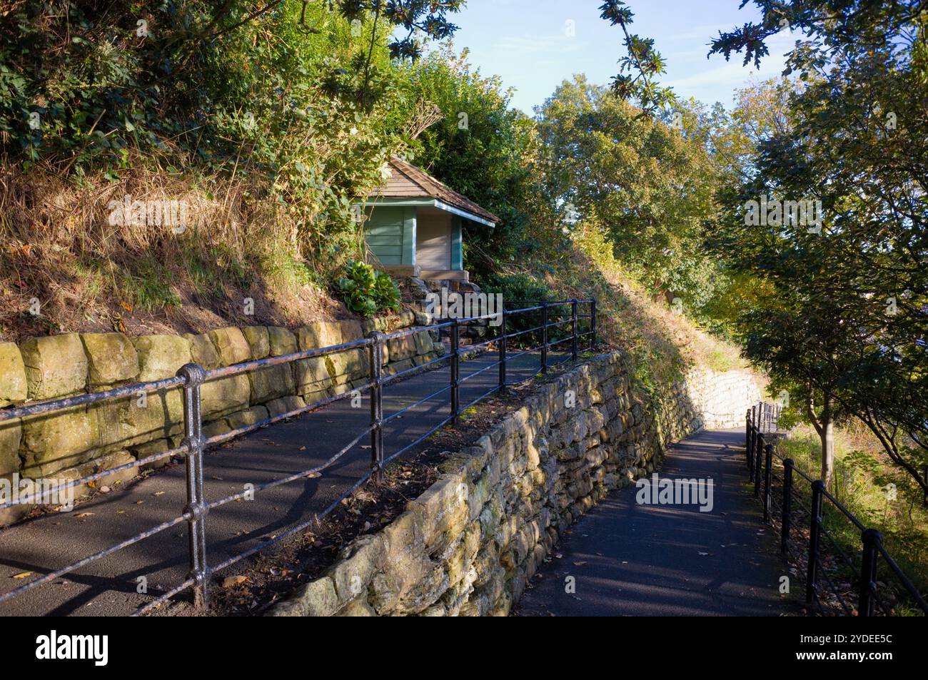 Kleine einfache Bank in South Cliff Gardens, Scarborough Stockfoto