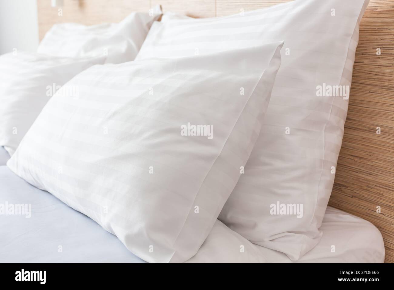 Frisches Bett, Szene im Hotelzimmer bereit. Horizontalen Schuss Stockfoto