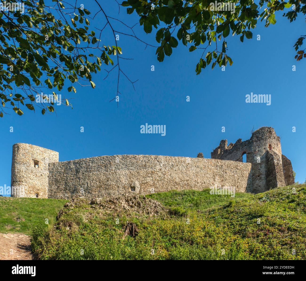 Verteidigungsmauer bei Schloss Jasenov (Jasenovský hrad), 13. Jahrhundert, bei Humenne, Region Prešov, Slowakei Stockfoto