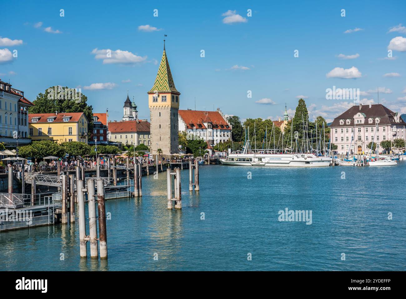 DEUTSCHLAND, LINDAU - AUGUST 21: Blick auf den Mangturm, den Damm und den Hafen von Lindau am Bodensee am 21. August 2015 Stockfoto