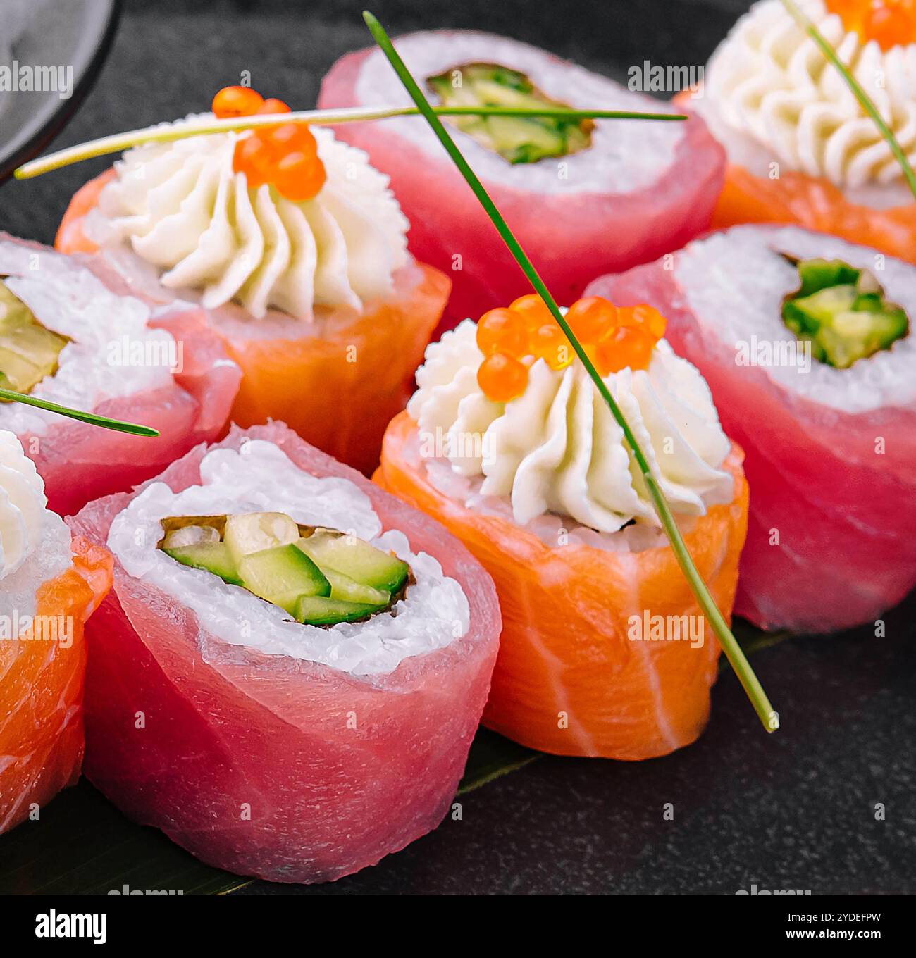 Sushi-Brötchen mit Lachs und Thunfisch Stockfoto