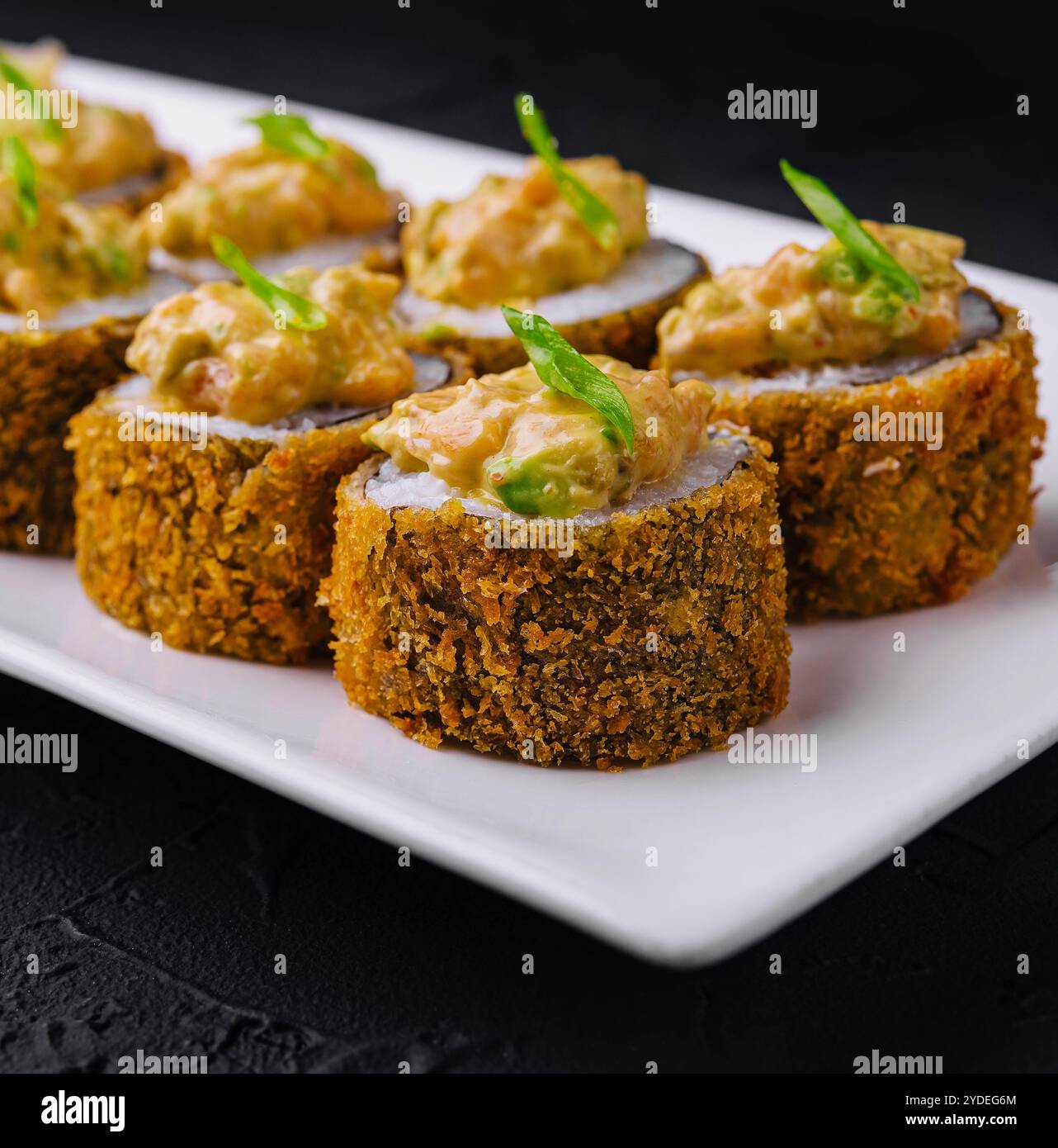 Tempura Maki Sushi auf weißem Teller Stockfoto