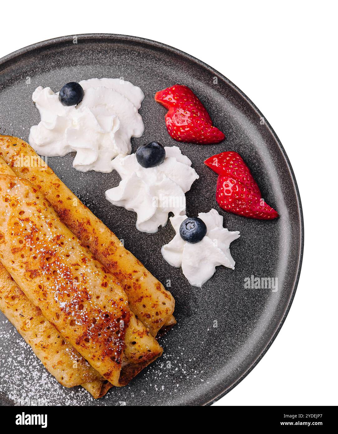 Pfannkuchen auf einem Teller mit Erdbeeren, Schlagsahne Stockfoto