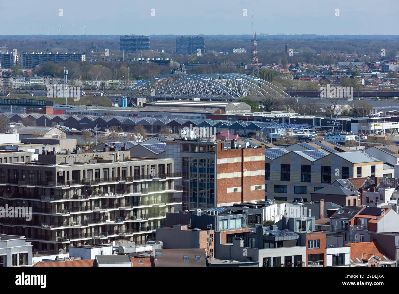 Antwerpen, Belgien. 15. April 2023. Blick aus der Vogelperspektive von Antwerpen. Bugzug-Brücke in der Ferne. Stockfoto Antwerpen, Belgien. 15. April 2023. Blick aus der Vogelperspektive von Antwerpen. Bugzug-Brücke in der Ferne. Stockfoto