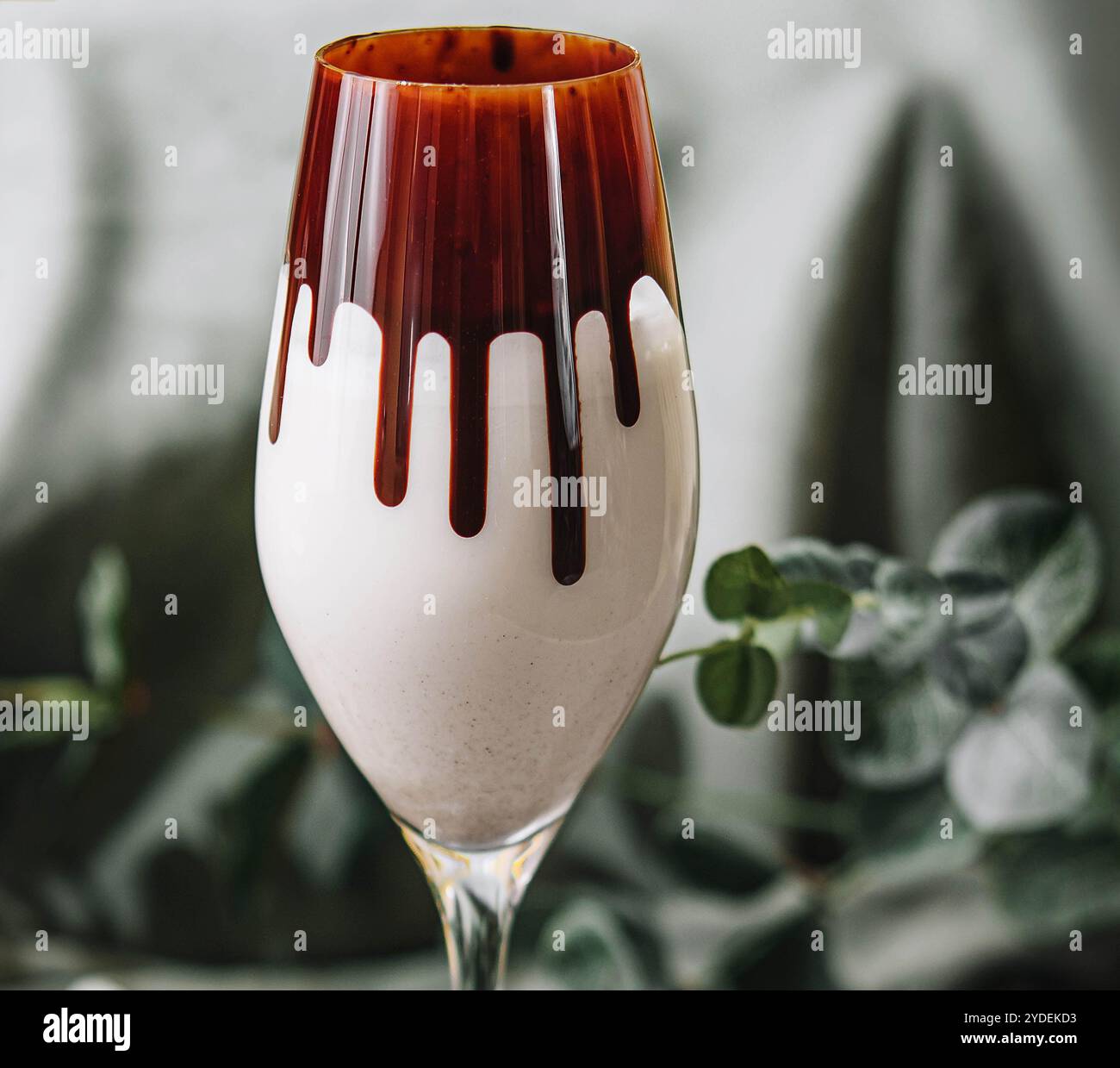 Milchschokolade-Cocktail in wunderschönem Glas Stockfoto