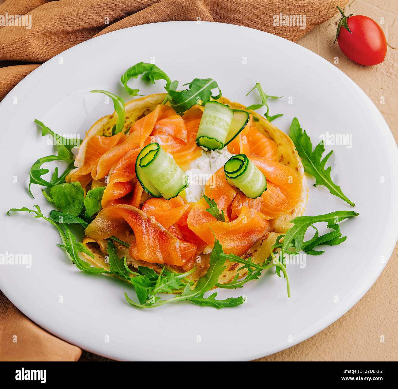 Hausgemachte Pfannkuchen mit Lachs auf Teller Stockfoto