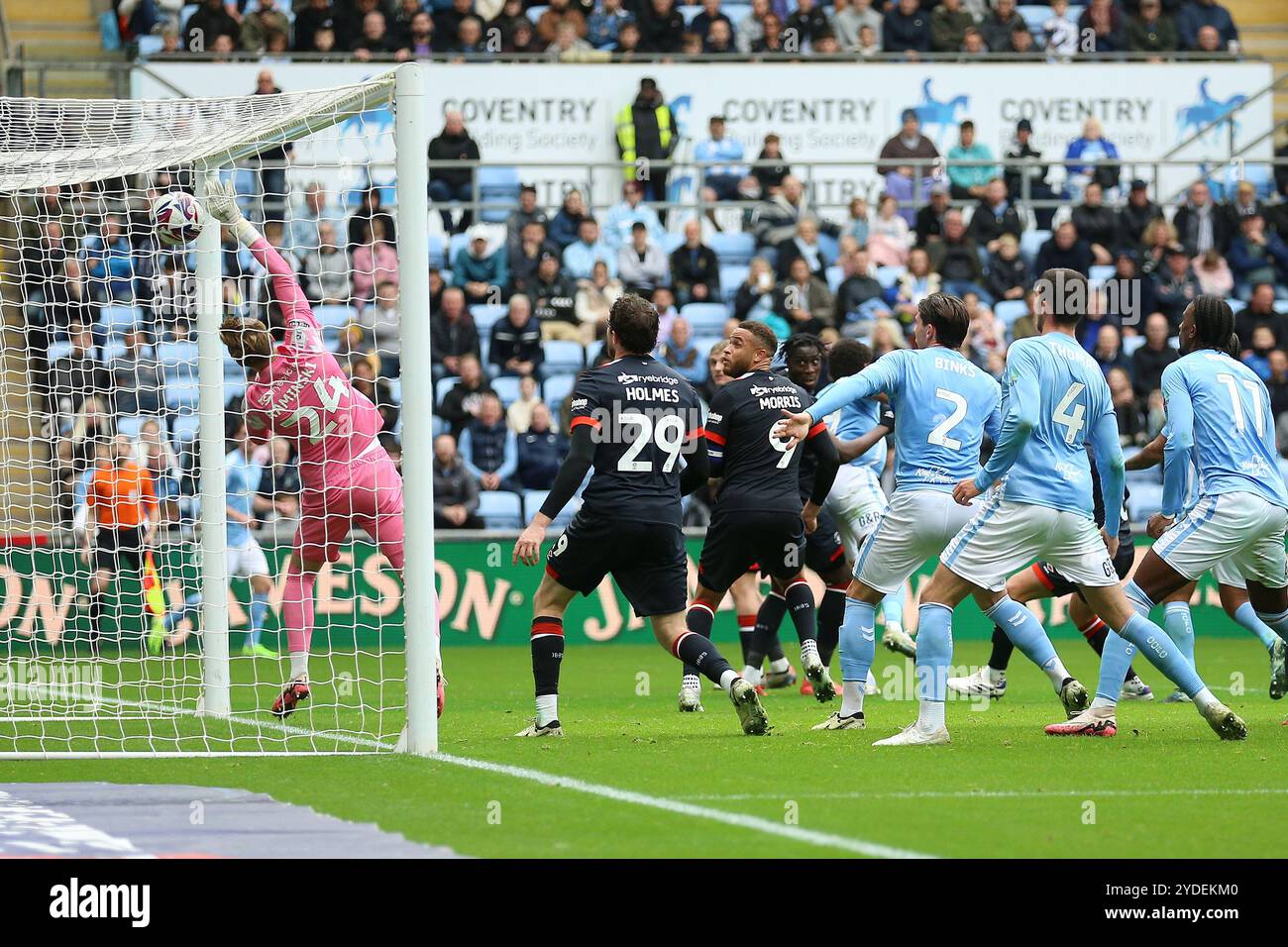 Ellis Simms (Hidden) von Coventry City erzielt das erste Tor des Spiels während des Sky Bet Championship Matches in der Coventry Building Society Arena. Bilddatum: Samstag, 26. Oktober 2024. Stockfoto