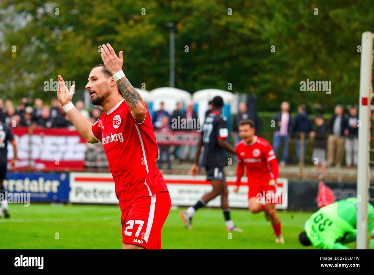 Bahlingen, Deutschland. Oktober 2024. Torjubel zum 1:0 von Hasan Pepi? (Bahlinger SC 27) Regionalliga S?dwest, Bahlinger SC vs. KSV Hessen Kassel, 26.10.2024 Credit: dpa/Alamy Live News Stockfoto