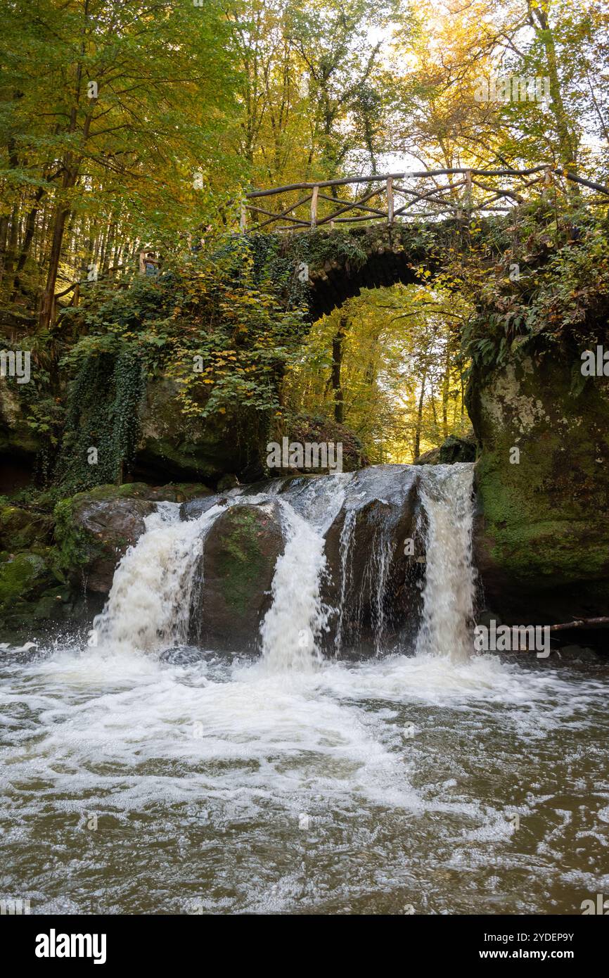 Malerische Vielfalt von Müllerthal, Luxemburgs kleiner Schweiz, Schiessentumpel Kaskade und Fluss Wanderrouten, Felsformationen, Wälder, touristische de Stockfoto