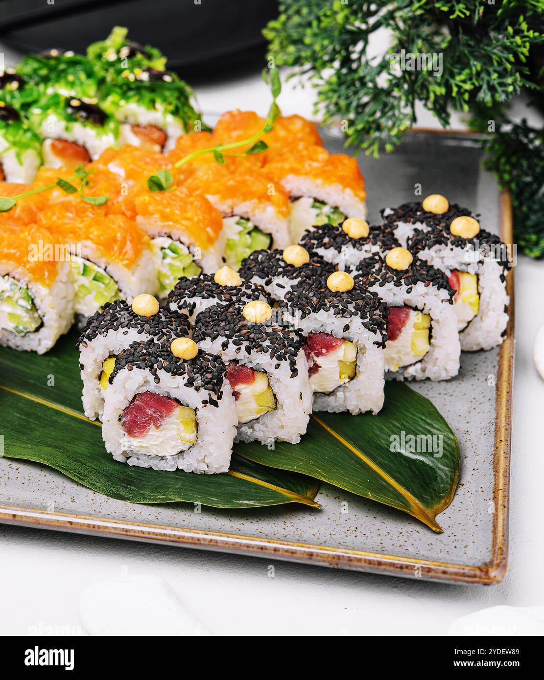 Drei verschiedene Arten von Sushi-Brötchen Stockfoto