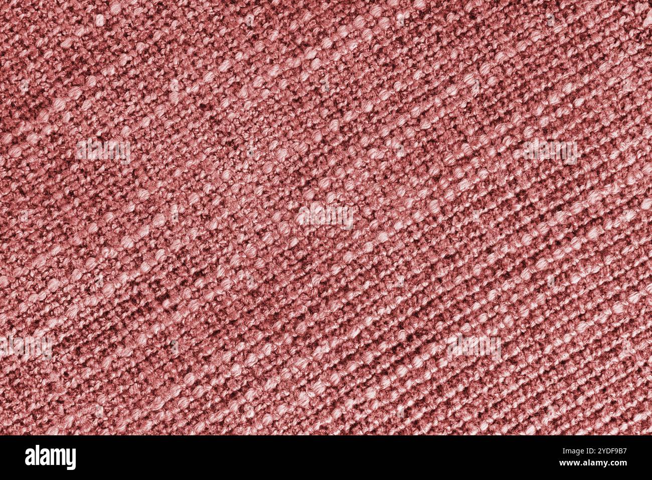 Rote Polsterung aus Jacquard-Stoff mit grober Webstruktur. Textilhintergrund, Möbel Textilmaterial, Tapete, Hintergrund. Stoffstruktur Stockfoto