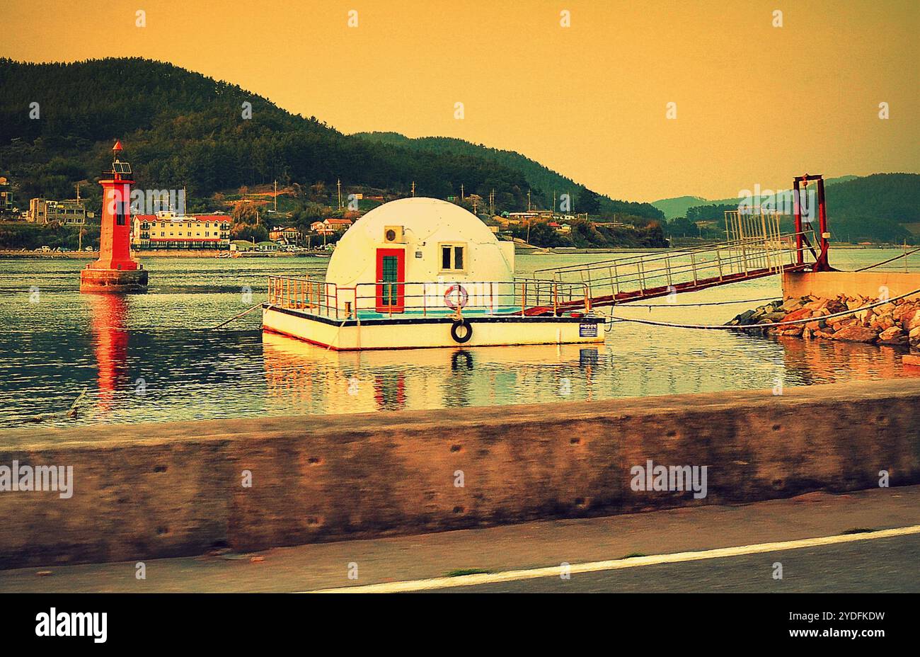 Schwimmende Angelhütte in Namhaedo oder Namhae Island, Provinz Süd-Gyeongsang, Südkorea. Stockfoto