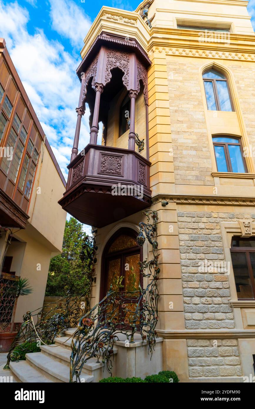 Ein traditionelles aserbaidschanisches Gebäude mit kunstvollem Holzbalkon an der Qüllə Kü (Qülla-Straße), dem Viertel Icheri Sheher, Baku, der Altstadt, Aserbaidschan. Stockfoto