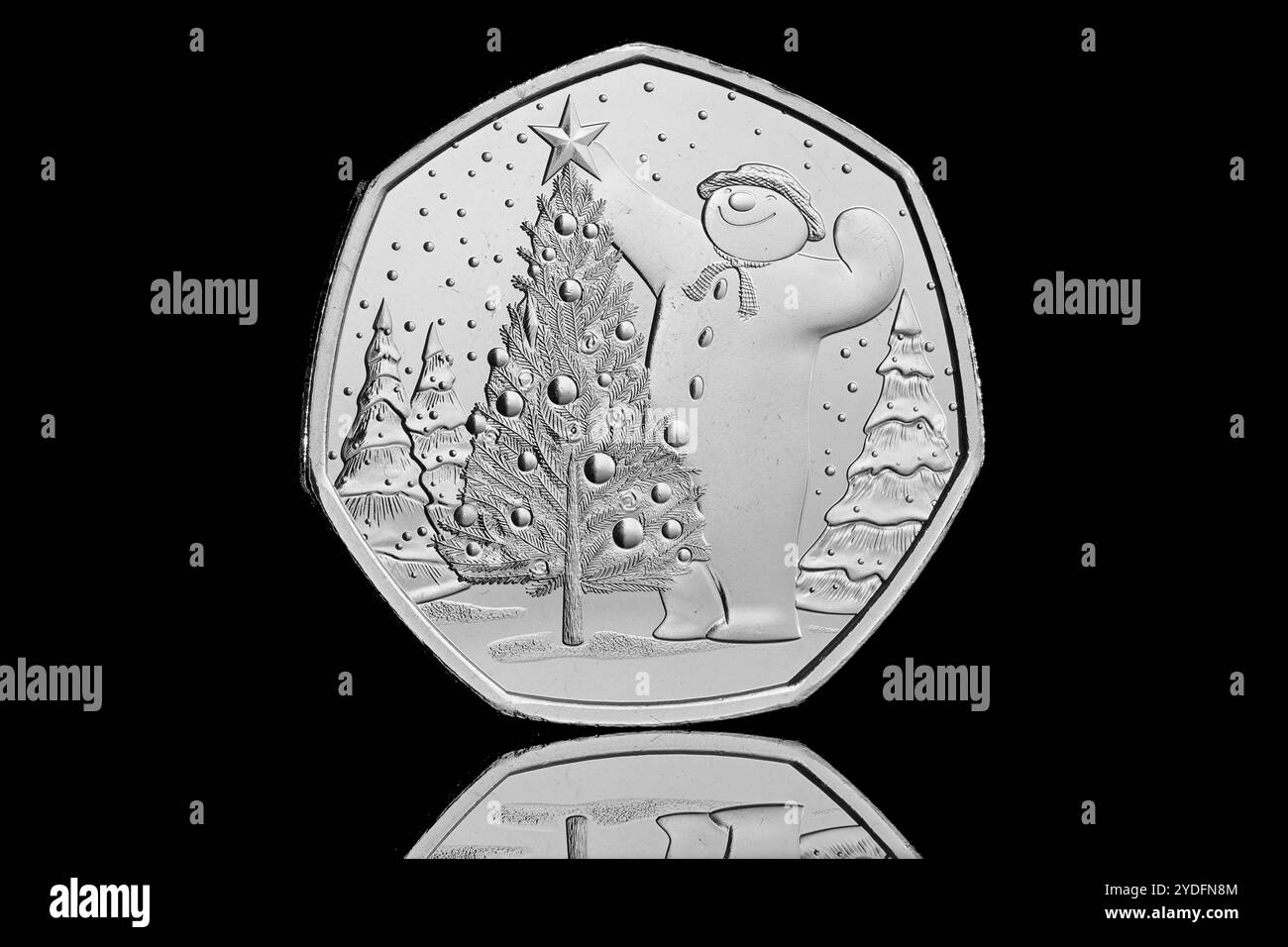 Die Snowman-2024 50-Pence-Münze, die von der Royal Mint an Sammler ausgegeben wurde. Die Vorderseite der Münze zeigt ein Porträt von König Karl III. Von Martin Jennings Stockfoto