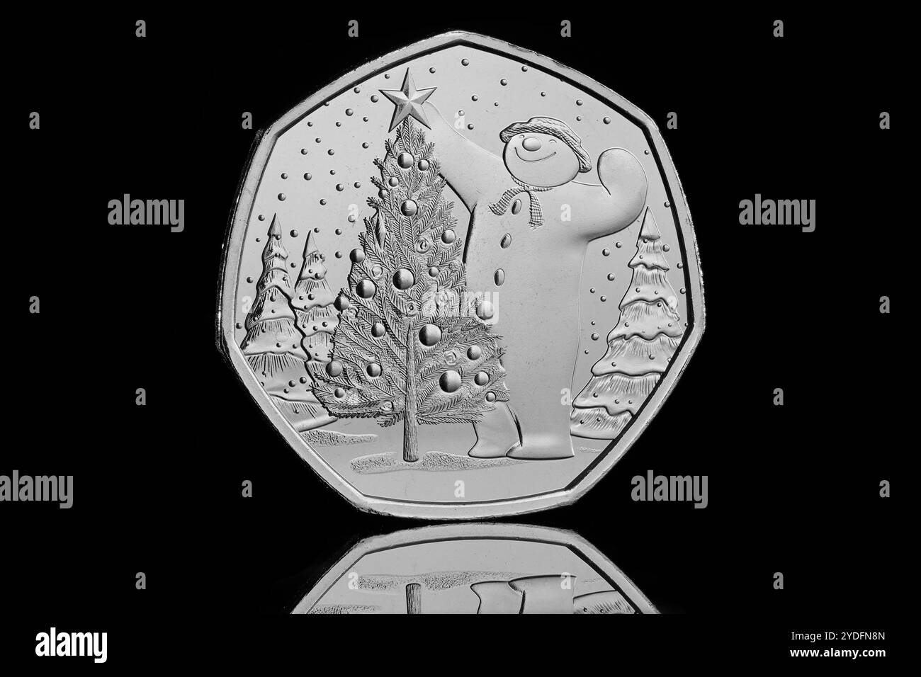 Die Snowman-2024 50-Pence-Münze, die von der Royal Mint an Sammler ausgegeben wurde. Die Vorderseite der Münze zeigt ein Porträt von König Karl III. Von Martin Jennings Stockfoto