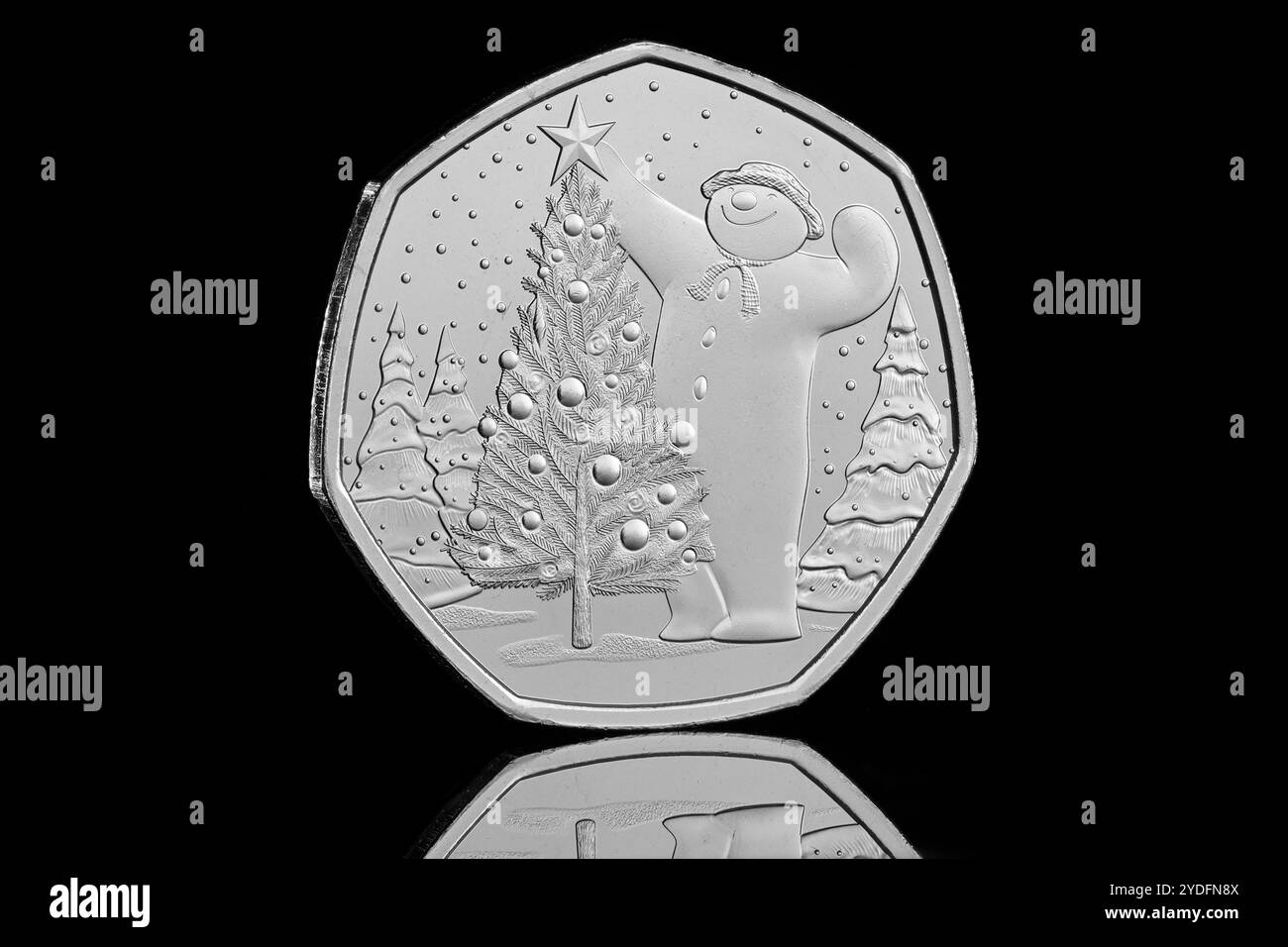 Die Snowman-2024 50-Pence-Münze, die von der Royal Mint an Sammler ausgegeben wurde. Die Vorderseite der Münze zeigt ein Porträt von König Karl III. Von Martin Jennings Stockfoto