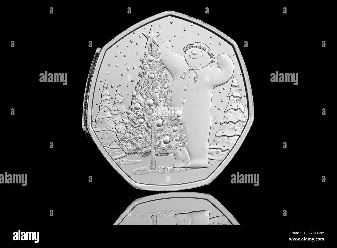 Die Snowman-2024 50-Pence-Münze, die von der Royal Mint an Sammler ausgegeben wurde. Die Vorderseite der Münze zeigt ein Porträt von König Karl III. Von Martin Jennings Stockfoto