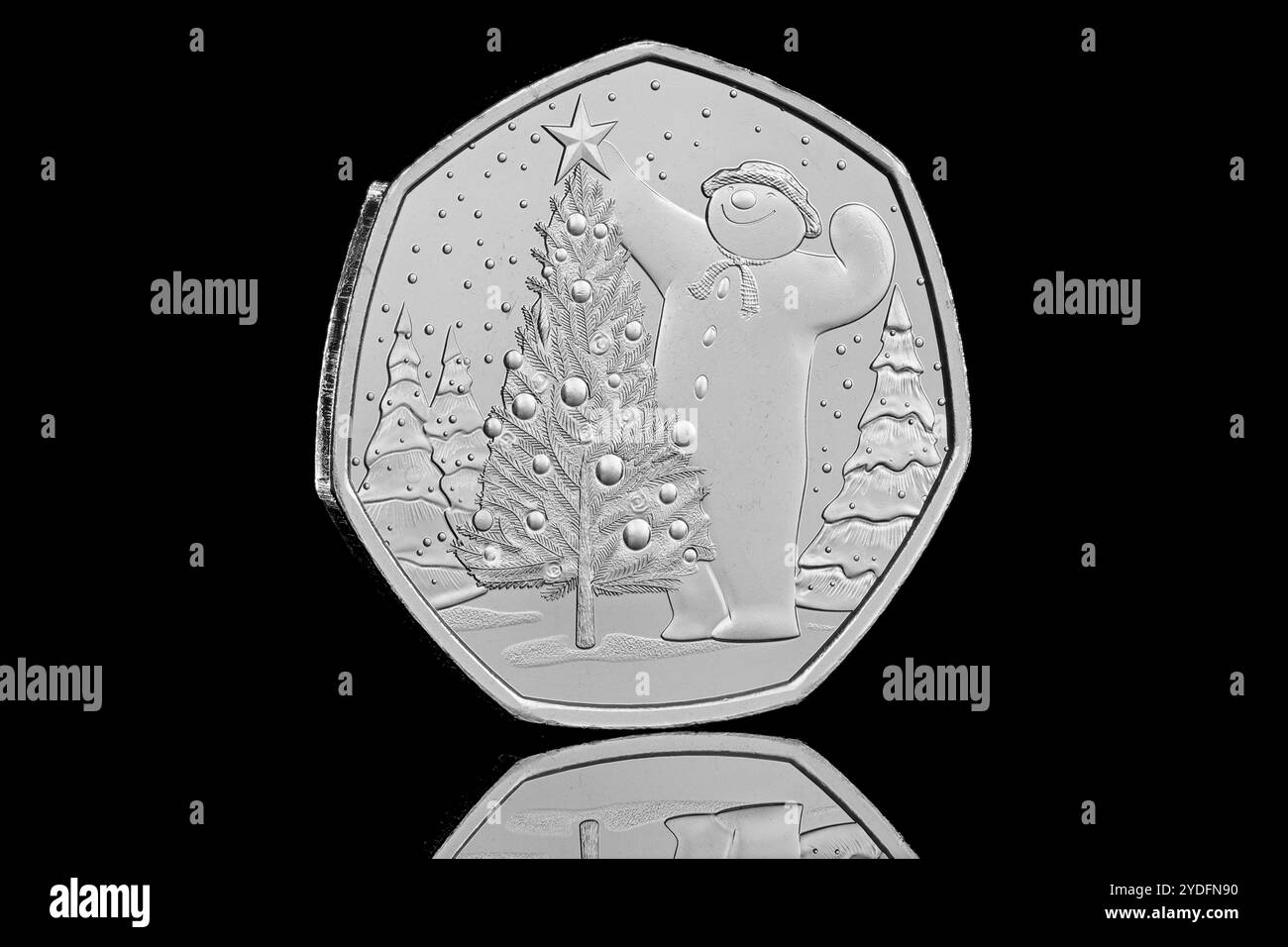 Die Snowman-2024 50-Pence-Münze, die von der Royal Mint an Sammler ausgegeben wurde. Die Vorderseite der Münze zeigt ein Porträt von König Karl III. Von Martin Jennings Stockfoto