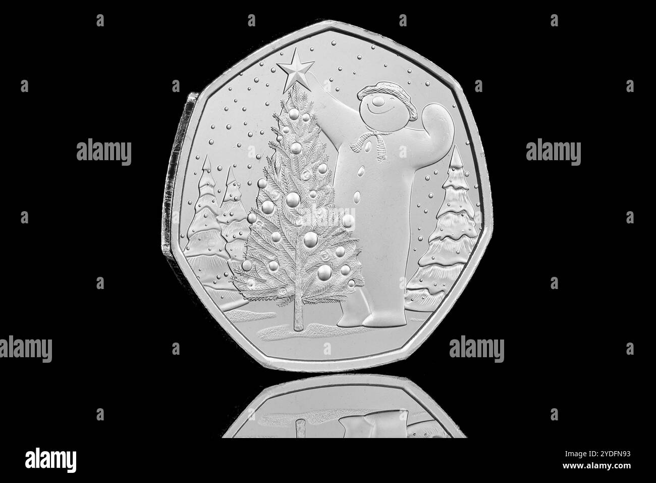 Die Snowman-2024 50-Pence-Münze, die von der Royal Mint an Sammler ausgegeben wurde. Die Vorderseite der Münze zeigt ein Porträt von König Karl III. Von Martin Jennings Stockfoto