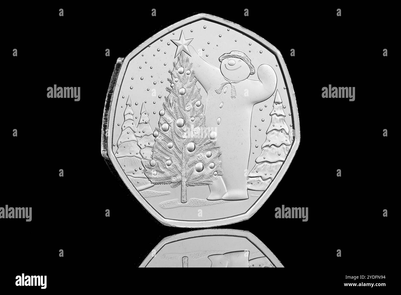 Die Snowman-2024 50-Pence-Münze, die von der Royal Mint an Sammler ausgegeben wurde. Die Vorderseite der Münze zeigt ein Porträt von König Karl III. Von Martin Jennings Stockfoto