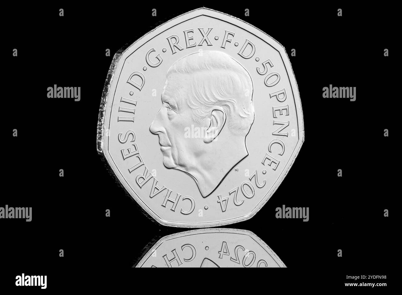 Die Snowman-2024 50-Pence-Münze, die von der Royal Mint an Sammler ausgegeben wurde. Die Vorderseite der Münze zeigt ein Porträt von König Karl III. Von Martin Jennings Stockfoto