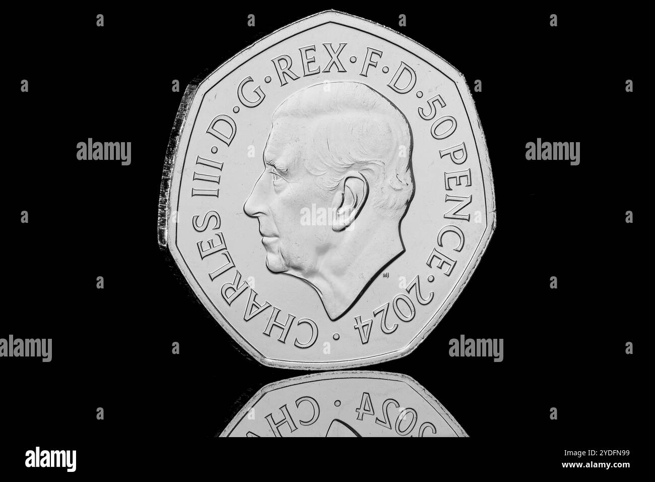 Die Snowman-2024 50-Pence-Münze, die von der Royal Mint an Sammler ausgegeben wurde. Die Vorderseite der Münze zeigt ein Porträt von König Karl III. Von Martin Jennings Stockfoto