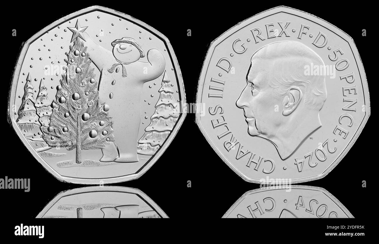 Die Snowman-2024 50-Pence-Münze, die von der Royal Mint an Sammler ausgegeben wurde. Die Vorderseite der Münze zeigt ein Porträt von König Karl III. Von Martin Jennings Stockfoto
