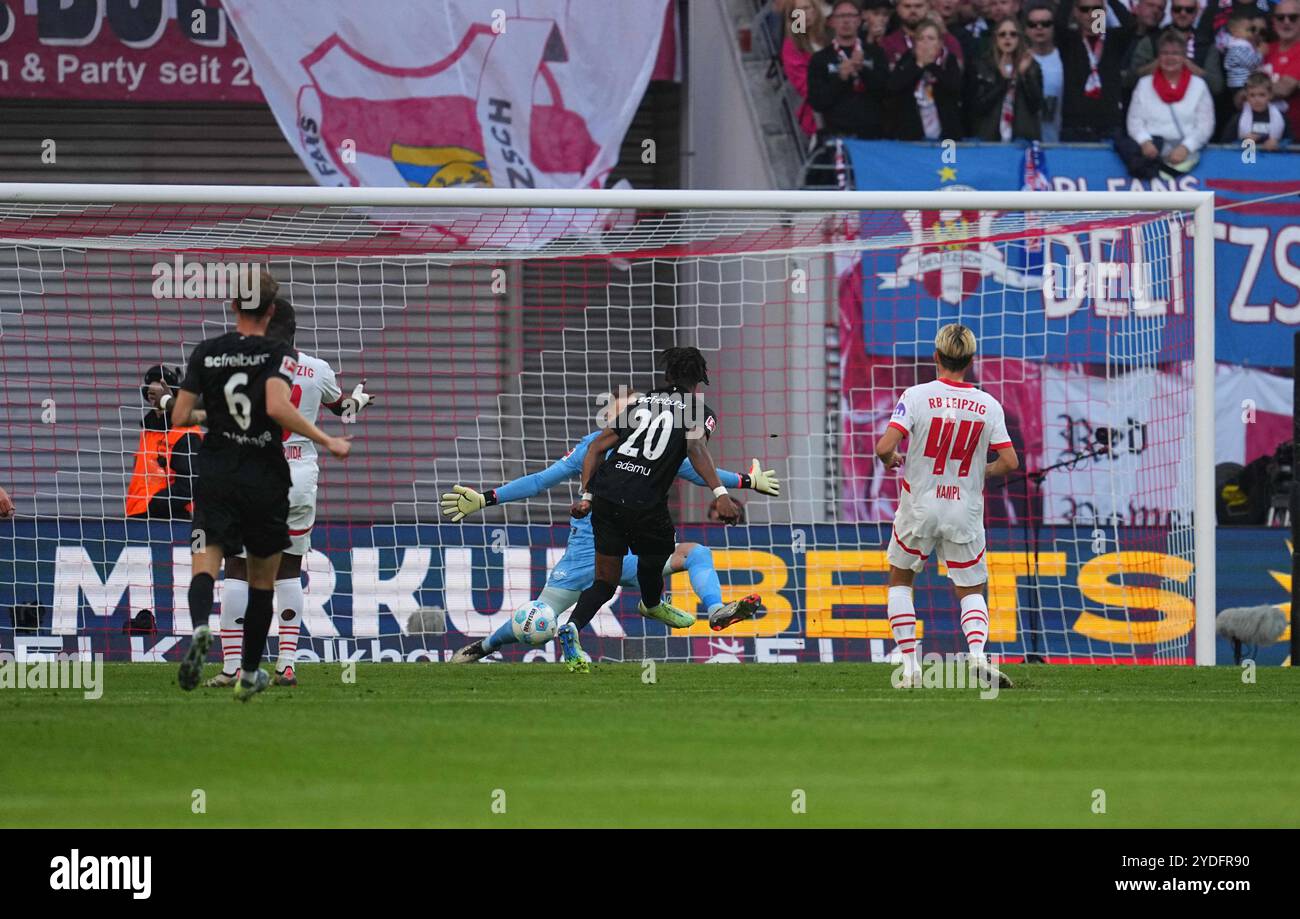 Red Bull Arena, Leipzig, Deutschland. Oktober 2024. Junior Adamu vom SC Freiburg schießt während einer 1. Bundesliga-Spiel, RB Leipzig gegen Freiburg, in der Red Bull Arena, Leipzig, Deutschland. Ulrik Pedersen/CSM (Bild: © Ulrik Pedersen/Cal Sport Media). Quelle: csm/Alamy Live News Stockfoto