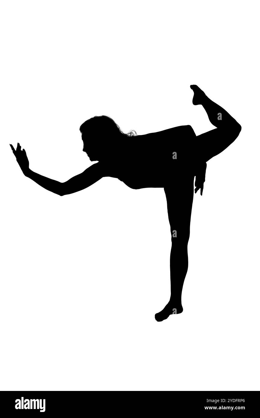 Eine wunderschöne Silhouette einer anmutigen Frau in einer Yoga-Pose vor einem klaren, weißen Hintergrund für einen auffälligen Kontrast Stockfoto