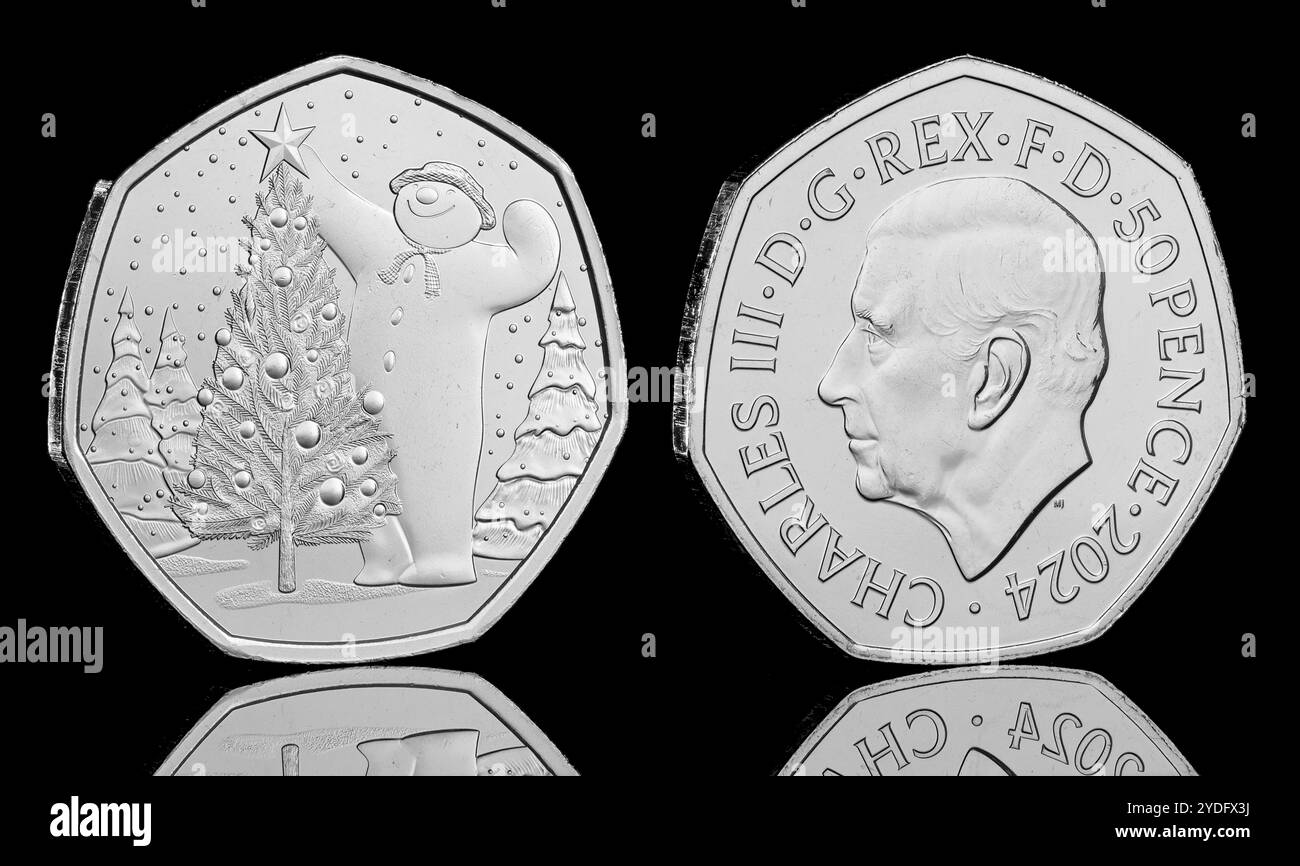 Die Snowman-2024 50-Pence-Münze, die von der Royal Mint an Sammler ausgegeben wurde. Die Vorderseite der Münze zeigt ein Porträt von König Karl III. Von Martin Jennings Stockfoto