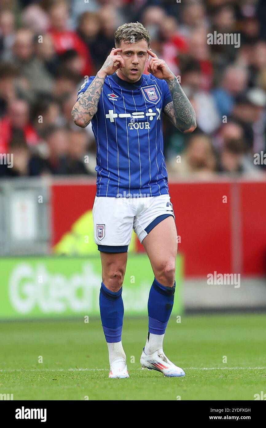 London, Großbritannien. Oktober 2024. Ipswich Mittelfeldspieler Sam Szmodics (23) feiert sein Tor 0-1 während des Spiels Brentford FC gegen Ipswich Town FC English Premier League im Gtech Community Stadium, London, England, Vereinigtes Königreich am 26. Oktober 2024 Credit: Every Second Media/Alamy Live News Stockfoto