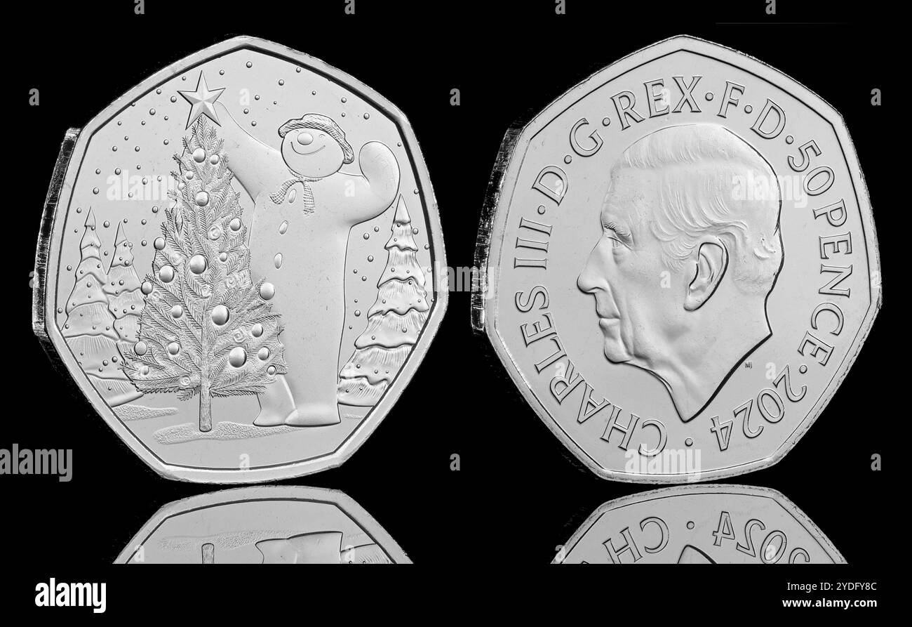 Die Snowman-2024 50-Pence-Münze, die von der Royal Mint an Sammler ausgegeben wurde. Die Vorderseite der Münze zeigt ein Porträt von König Karl III. Von Martin Jennings Stockfoto