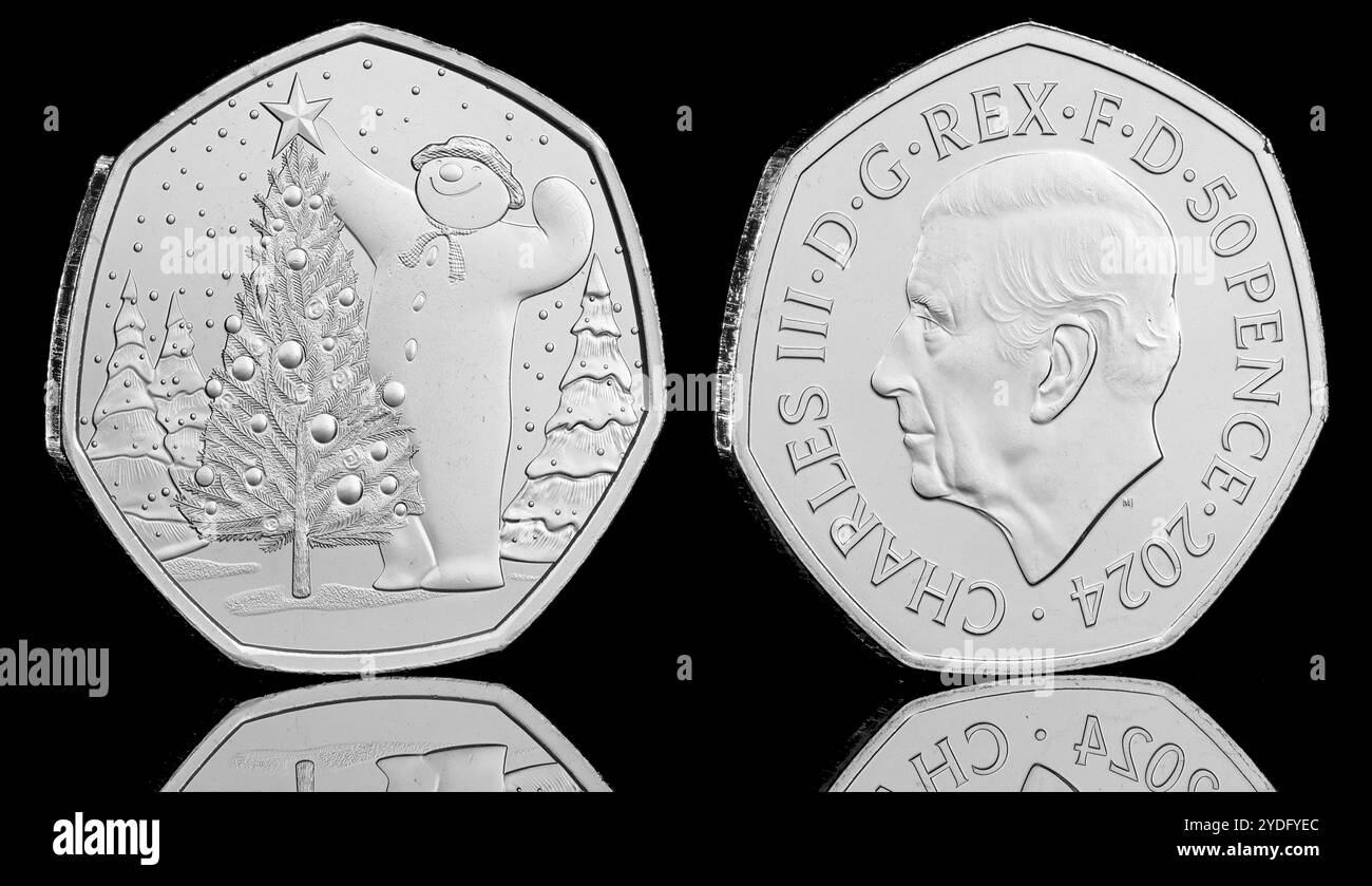 Die Snowman-2024 50-Pence-Münze, die von der Royal Mint an Sammler ausgegeben wurde. Die Vorderseite der Münze zeigt ein Porträt von König Karl III. Von Martin Jennings Stockfoto