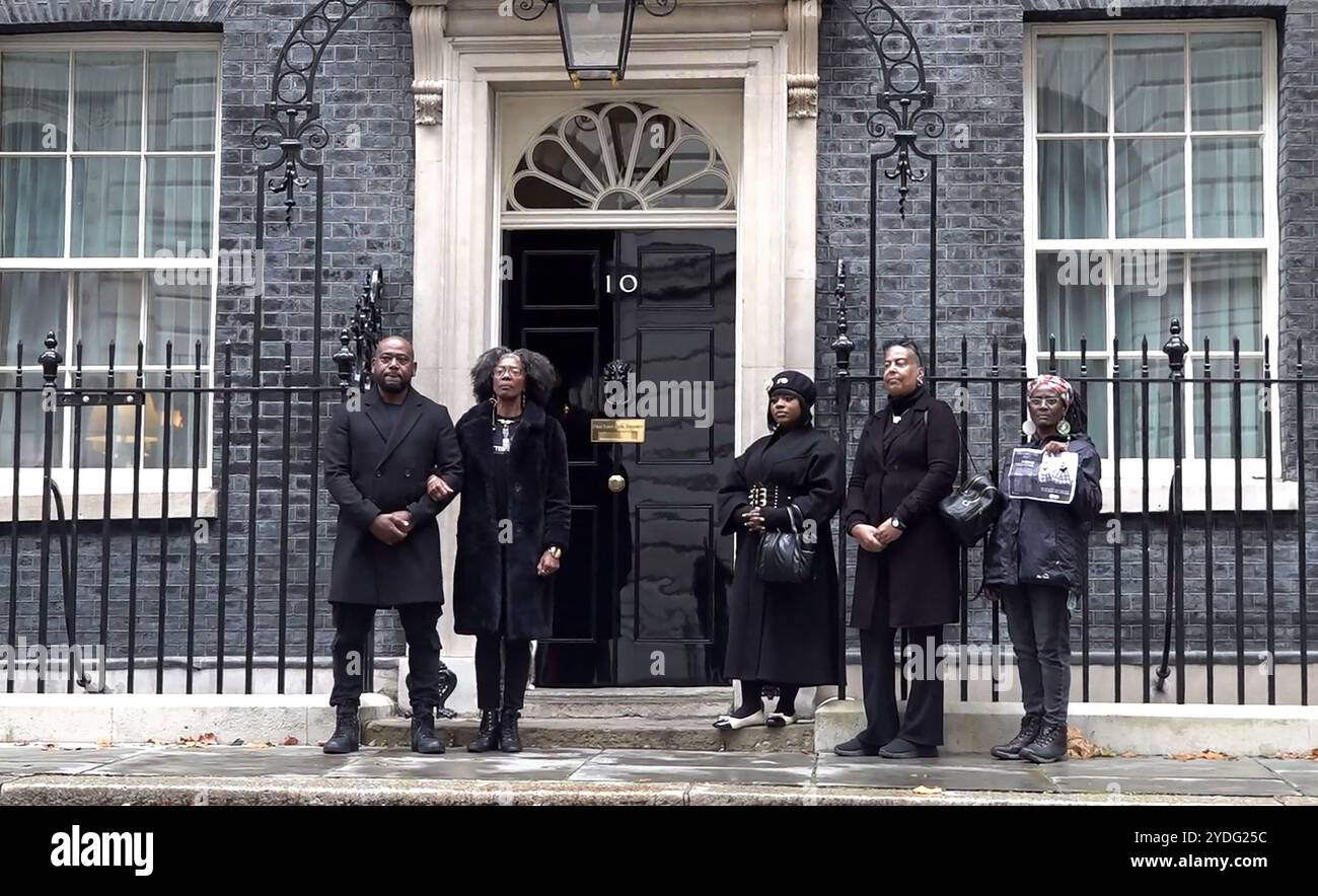 Screenshot aus PA Video von der Familie von Chris Kaba, die eine handschriftliche Notiz für Sir Keir Starmer in der Downing Street im Zentrum Londons liefert. Die Familie von Herrn Kaba sagte, sie wolle den Premierminister an das "Recht aller auf Leben" erinnern. Bilddatum: Samstag, 26. Oktober 2024. Stockfoto