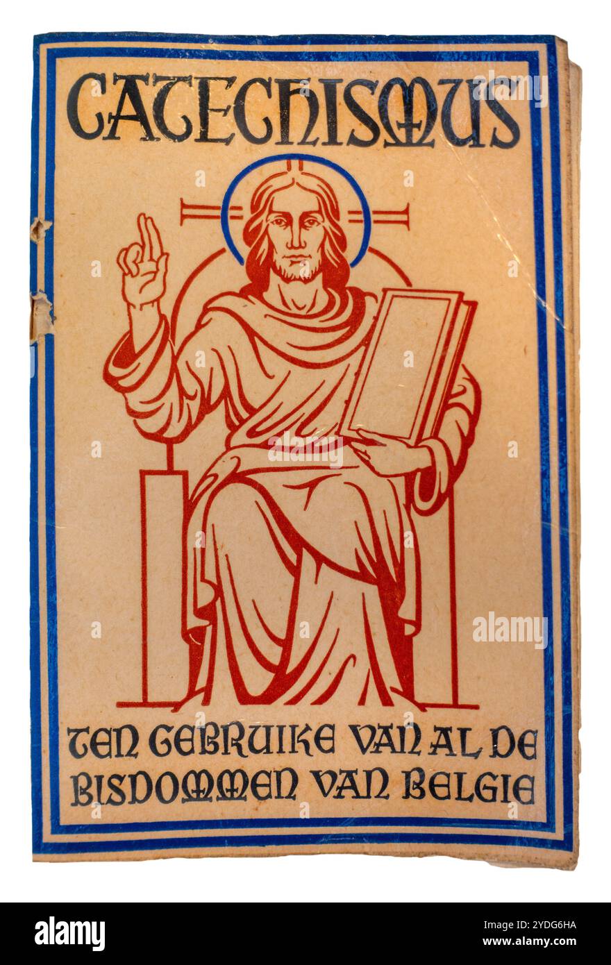 Nahaufnahme des alten Katechismus-Buches, 1950er Jahre flämischer Kathecismus der katholischen Religion auf weißem Hintergrund Stockfoto