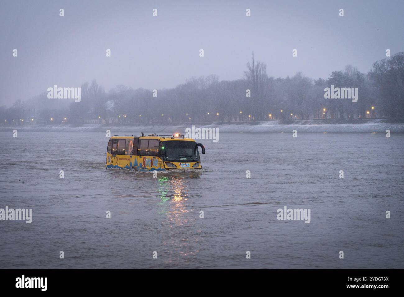 Budapest, Ungarn - 23. Dezember 2023: Flussfahrt Amphibienbus schwimmt auf der Donau mit der Margareteninsel im Hintergrund Stockfoto