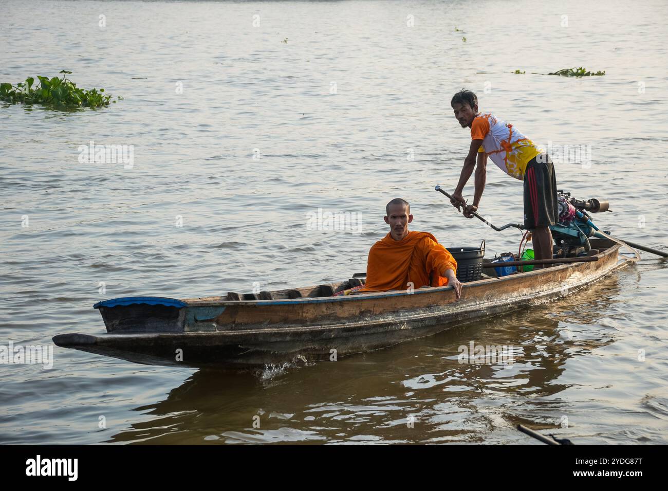 Thailand. Oktober 2024. Aus nächster Nähe sehen Sie einen Mönch, der mit seinem Fahrer auf einem Ruderboot auf dem Chao Phraya River sitzt. Die Tradition, hundert Mönchen in Pathum Thani, Thailand, Almosen zu geben, ist eine jahrhundertealte buddhistische Zeremonie, die entlang von Flüssen und Kanälen nach dem Ende der buddhistischen Fastenzeit stattfindet. Mönche versammeln sich in Booten, um Opfer von Einheimischen zu erhalten, die Essen zubereiten und an der Verdienste teilnehmen. Diese Veranstaltung feiert Gemeinschaft, Glauben und kulturelles Erbe. Quelle: SOPA Images Limited/Alamy Live News Stockfoto